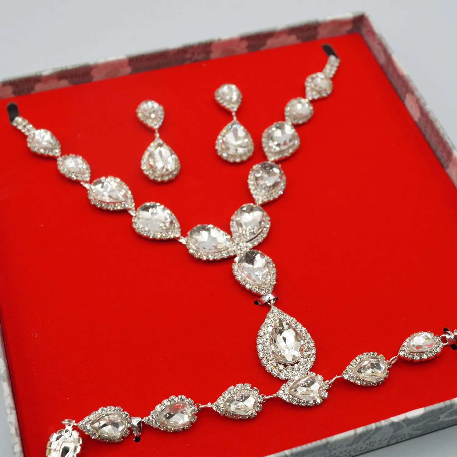 Jewelry Set included in Bridgerton Volume 2